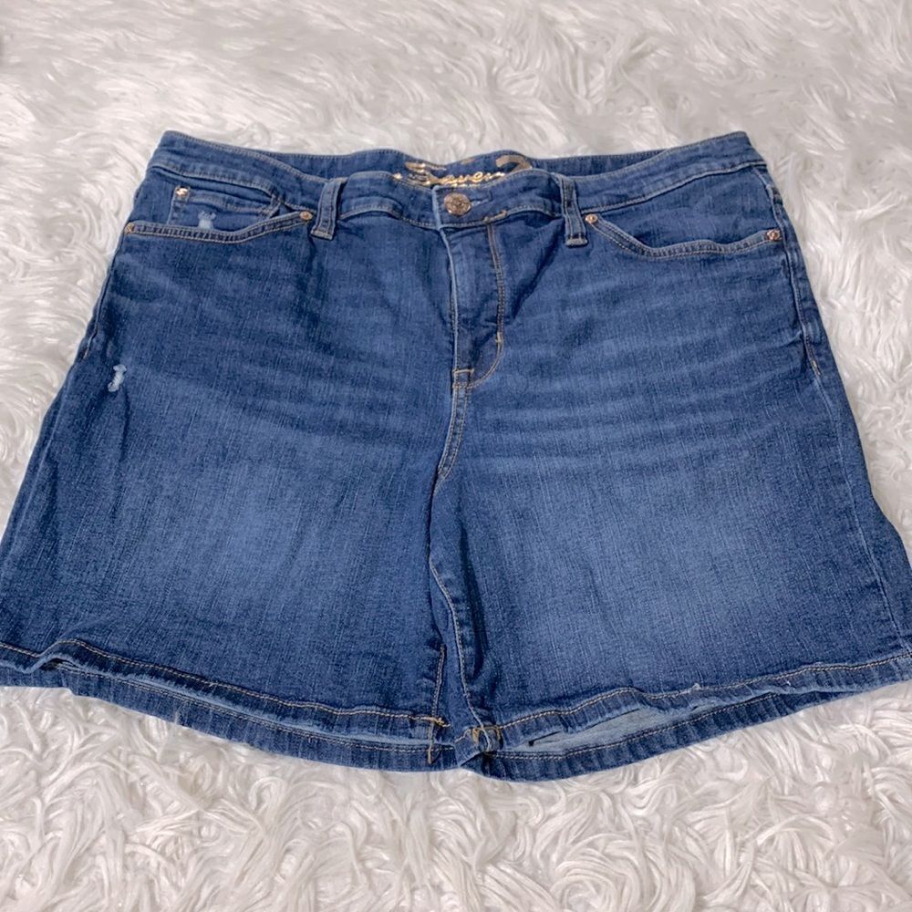 SEVEN7 weekend shorts—jean shorts w light distress, pockets, & a zip button fly!